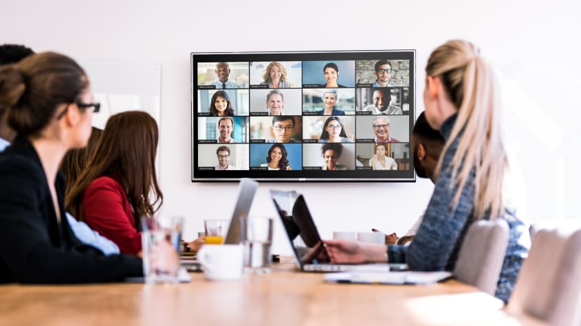 Traducción simultánea de videoconferencias y webinars con zoom